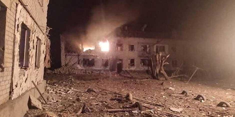 Edificios destruidos después de un bombardeo en la ciudad de Starobilsk en la región de Luhansk, Ucrania, el 25 de febrero