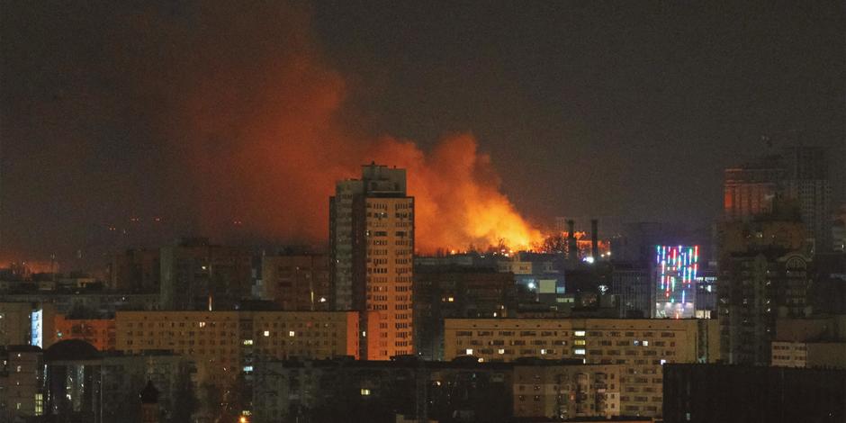 El humo y las llamas se elevan durante el bombardeo en Kiev, mientras Rusia sigue avanzando, ayer.