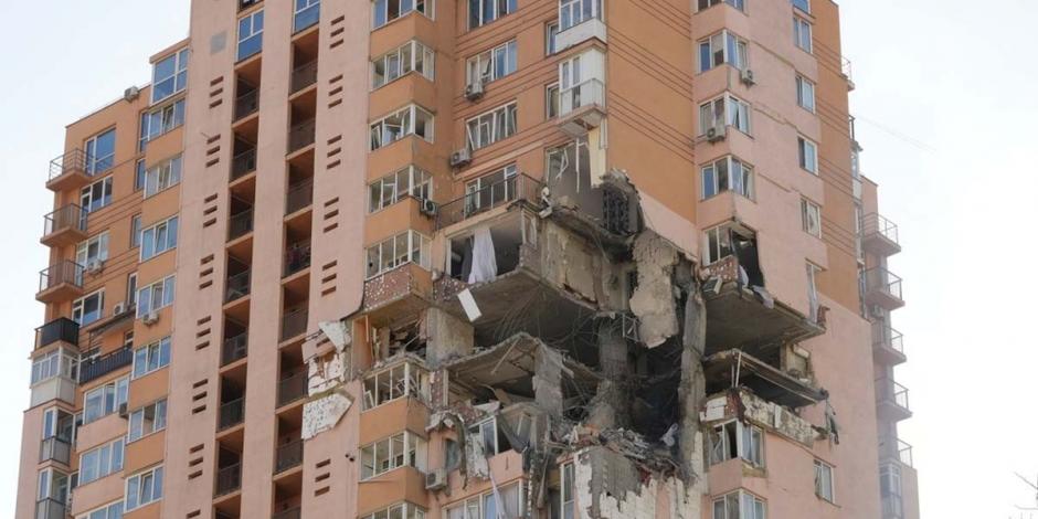 Edificio en Kiev luego del impacto de un misil