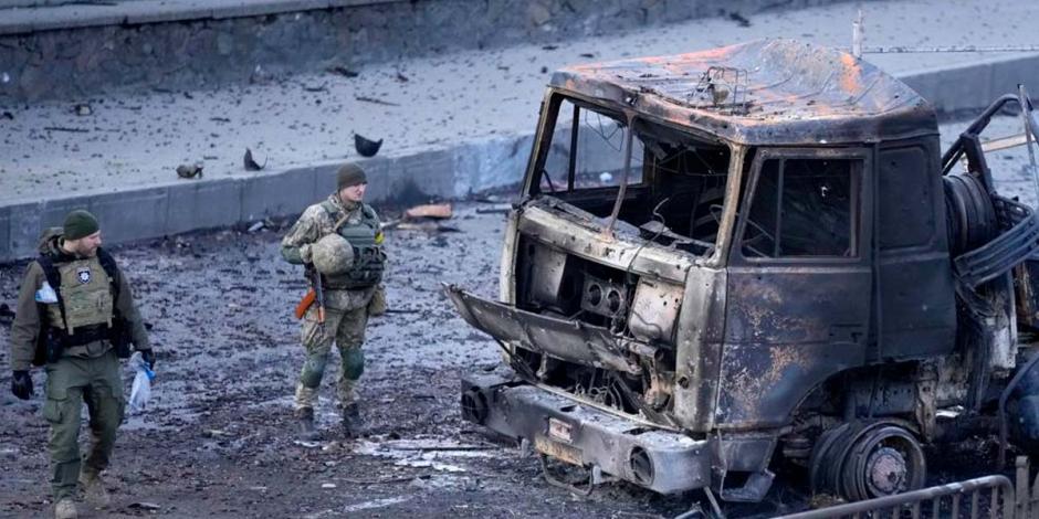 Soldados de Ucrania inspeccionan un vehículo tras un ataque aéreo ruso sobre Kiev
