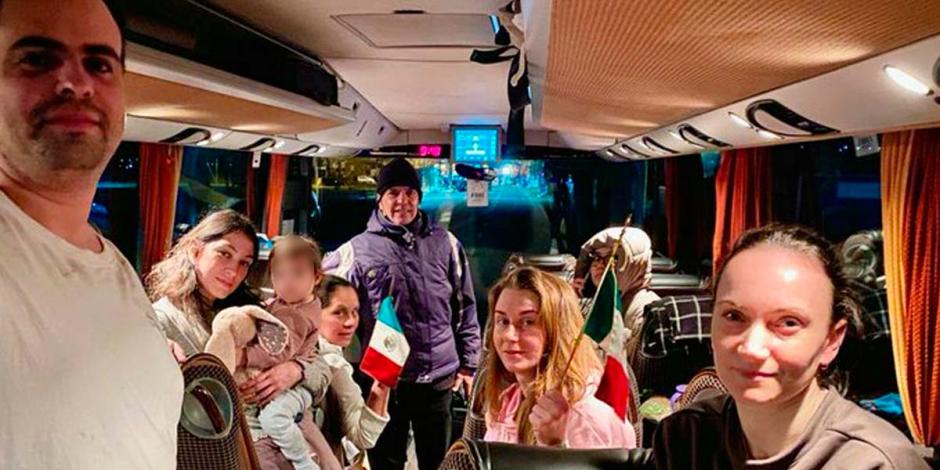 Familias mexicanas que residían en Ucrania llegaron a Rumania