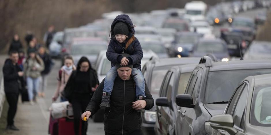 Refugiados ucranianos llegan al cruce fronterizo de Medyka, en Polonia.