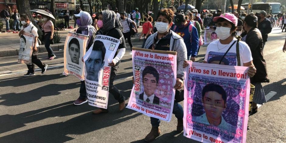 Familiares de los 43 normalistas de Ayotzinapa protestaron este sábado en la Ciudad de México (CDMX).