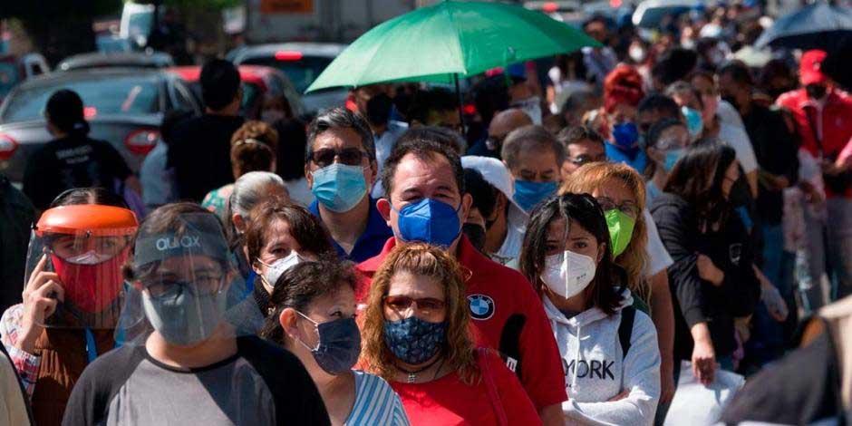 COVID-19: Personas caminan por la calle , todos con cubreboca para protegerse del virus