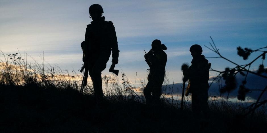 Militares ucranianos toman posiciones en la base aérea militar Vasylkiv, en la región de Kiev.