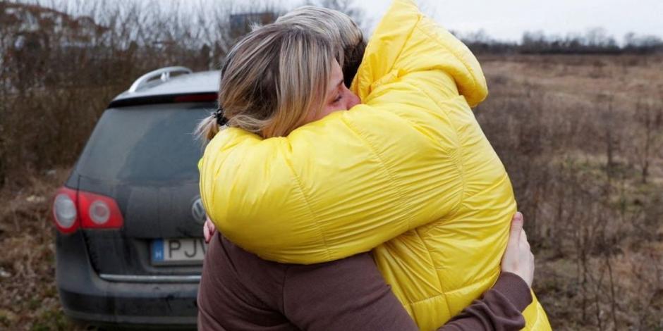 Nataliya Ableyeval abraza a Anna Semyuk al entregarle a sus hijos en un cruce fronterizo en Beregsurany, Hungría. Al esposo de Seymuk no se le permitió cruzar la frontera.