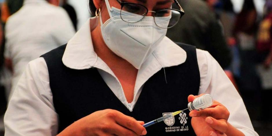 Enfermera preparando vacuna contra COVID-19