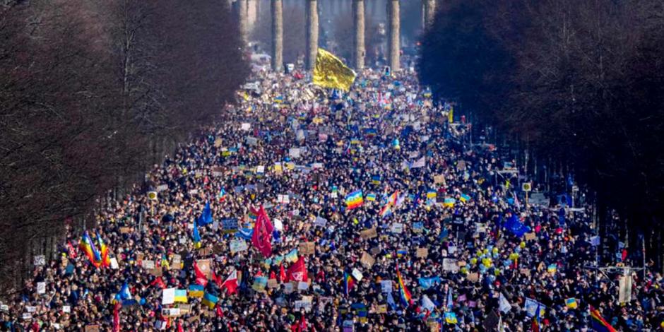 En Berlín, miles de personas se congregaron frente a la Puerta de Brandemburgo para protestar por la invasión en Ucrania