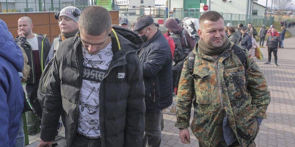 Mujeres y hombres de Ucrania regresan a su país para contrarrestar la invasión de Rusia.