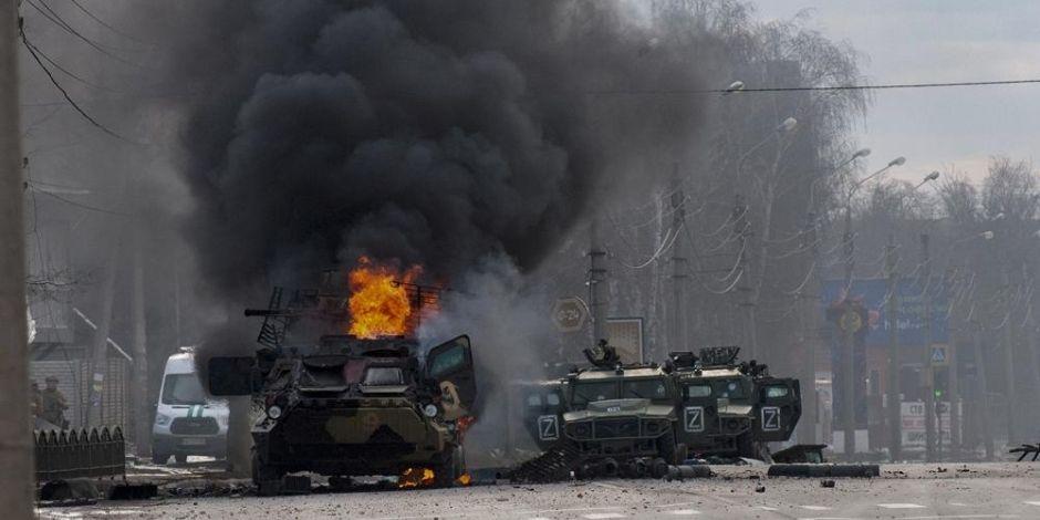 Un vehículo blindado de transporte de personal se quema en Járkov, Ucrania, después de un ataque.