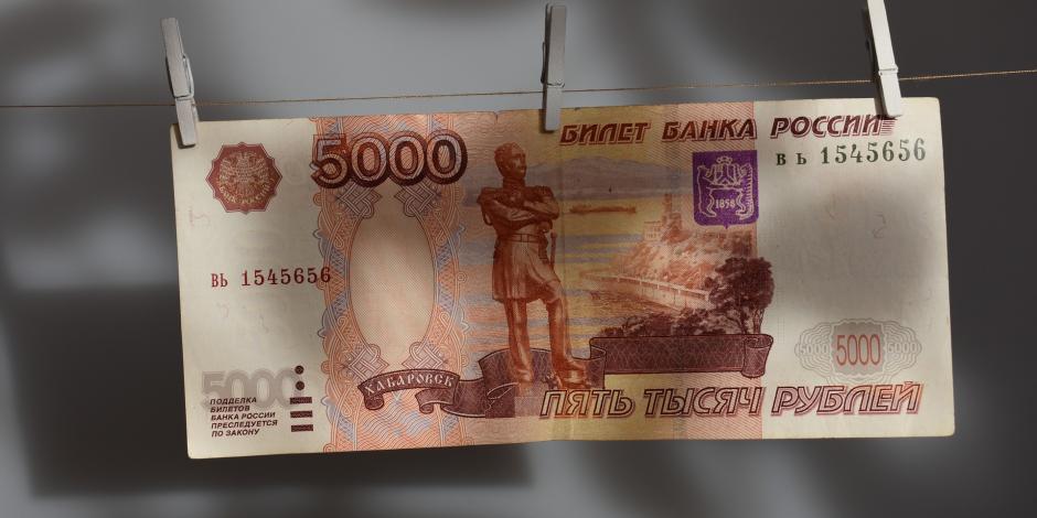 Reportan depreciación del rublo ruso frente al dólar.