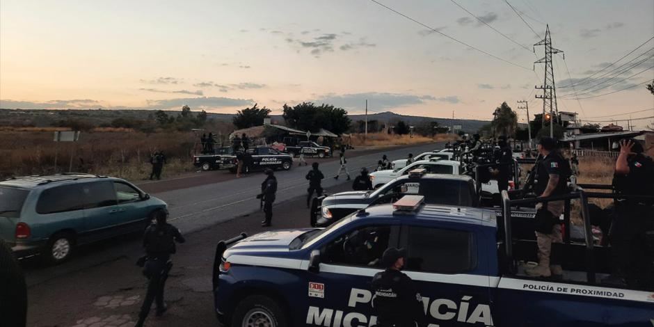 Elementos de la policía estatal, ayer, en las afueras de San José de la Gracia.
