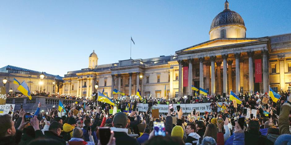 Con luces de sus teléfonos, londinenses iluminan las calles para externar su solidaridad a los ucranianos.