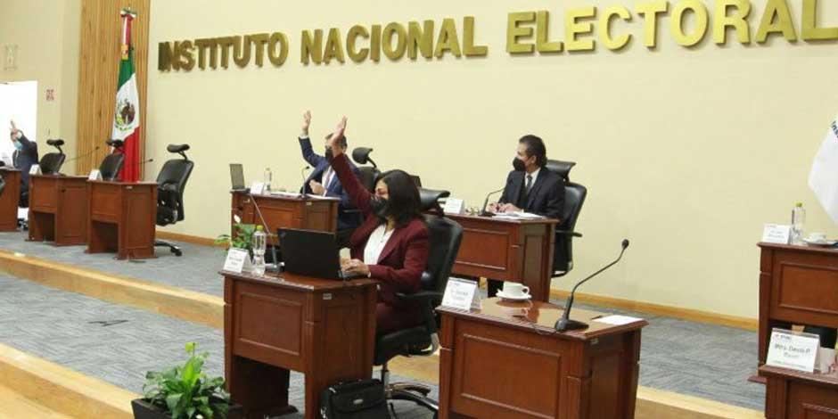 INE ordena bajar desplegado en apoyo a AMLO; ahora fue de alcaldes de la CDMX. En la imagen, una votación del Consejo General en noviembre de 2021