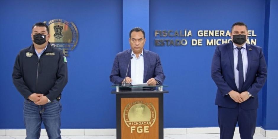 Adrián López Solís, fiscal general de Michoacán, en conferencia de prensa por la presunta masacre en el municipio Marcos Castellanos.