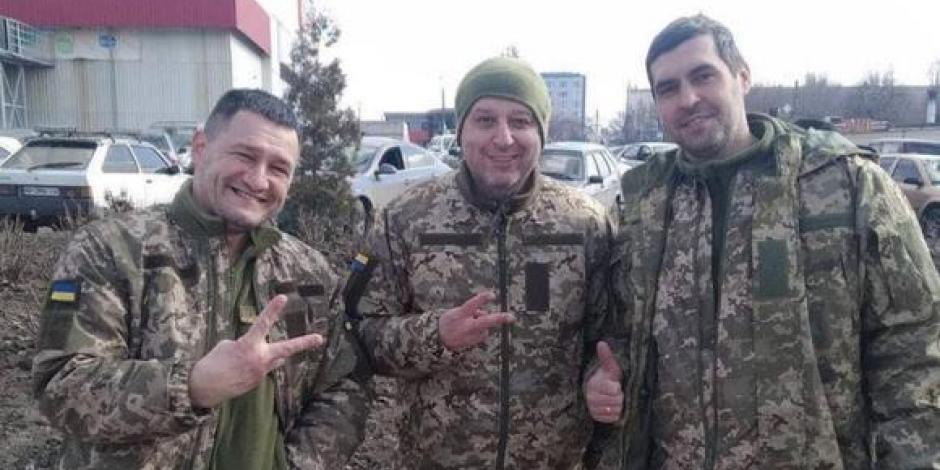 Yuriy Vernydub (centro) dejó su puesto como DT del Sheriff Tiraspol para unirse a la guerra entre Rusia y Ucrania.