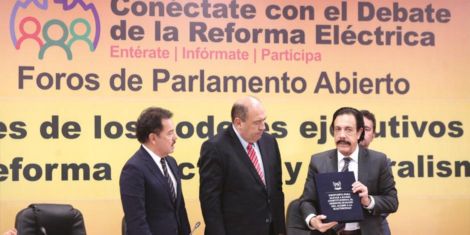 De Izq. a Der.: Ignacio Mier, Rubén Moreira y Omar Fayad, ayer, en la clausura de los foros en la Cámara de Diputados.
