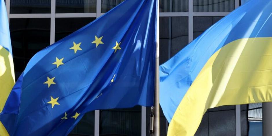 Bandera de la Unión Europea y Ucrania.