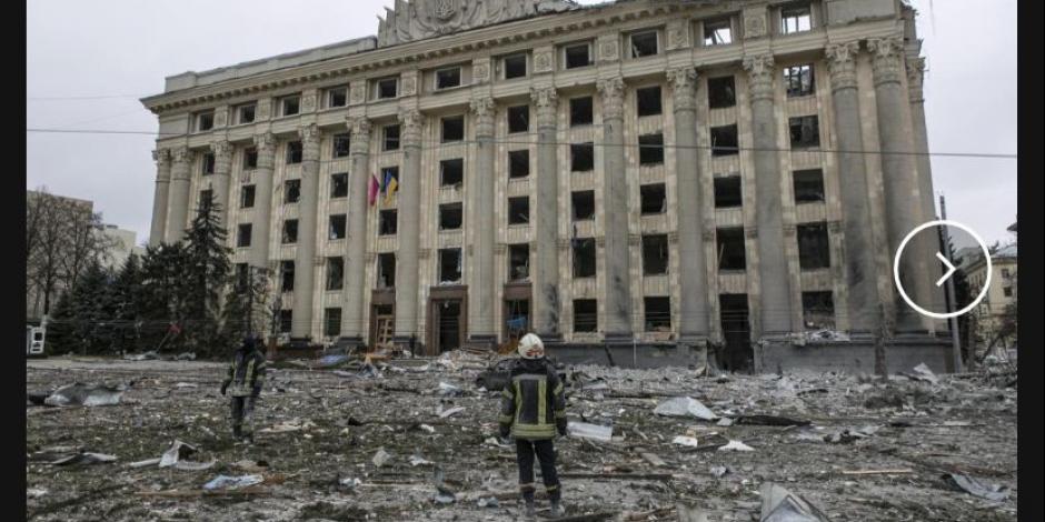Edificio del Ayuntamiento dañado en Kharkiv, Ucrania, el martes 1 de marzo de 2022