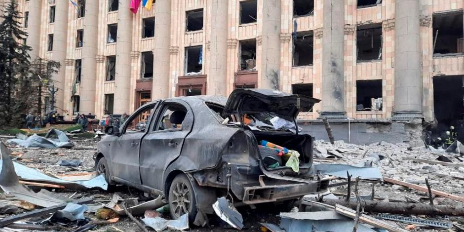 Una vista muestra un área afectada por los bombardeos del Ejército ruso en Kharkiv, Ucrania.