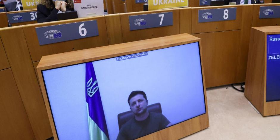 El presidente Volodymyr Zelenskiy se habló en la sesión especial del Parlamento Europeo, desde una pantalla, para debatir su respuesta a la invasión rusa de Ucrania.