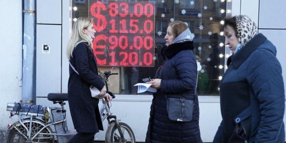 El rublo se devalúa como consecuencia de las sanciones económicas asociadas con la invasión rusa de Ucrania.