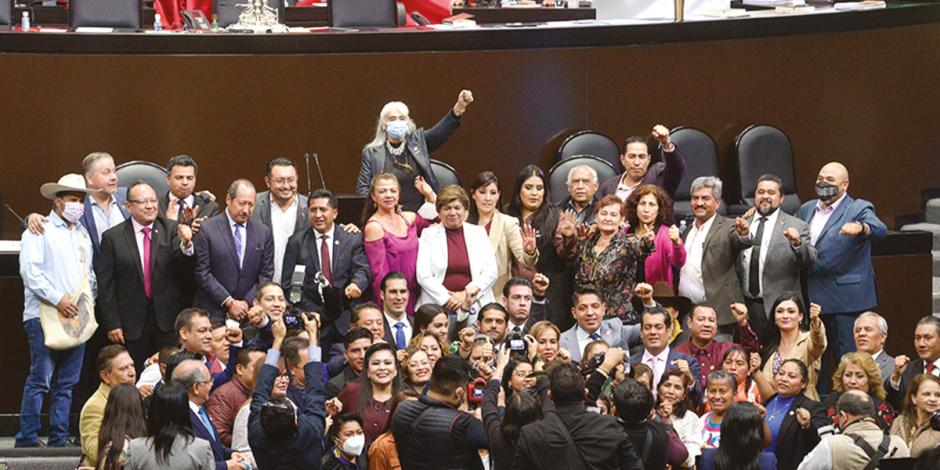 Diputados de Morena sin cubrebocas se toman una foto en el pleno de San Lázaro el pasado 15 de diciembre.