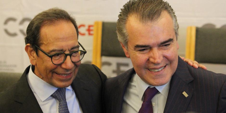 Carlos salazar, presidente saliente del CCE, y Francisco Cervantes, presidente actual, ayer.