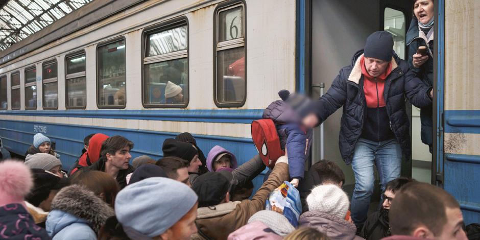 Ciudadanos abarrotan  trenes en Ucrania para refugiarse en una nación vecina.