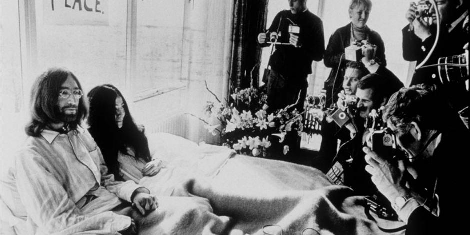 "Give Peace a Chance" fue compuesta por John Lennon en colaboración con su esposa Yoko Ono, durante la luna de miel que celebraron en el marco de la llamada protesta en la cama contra la guerra de Vietnam