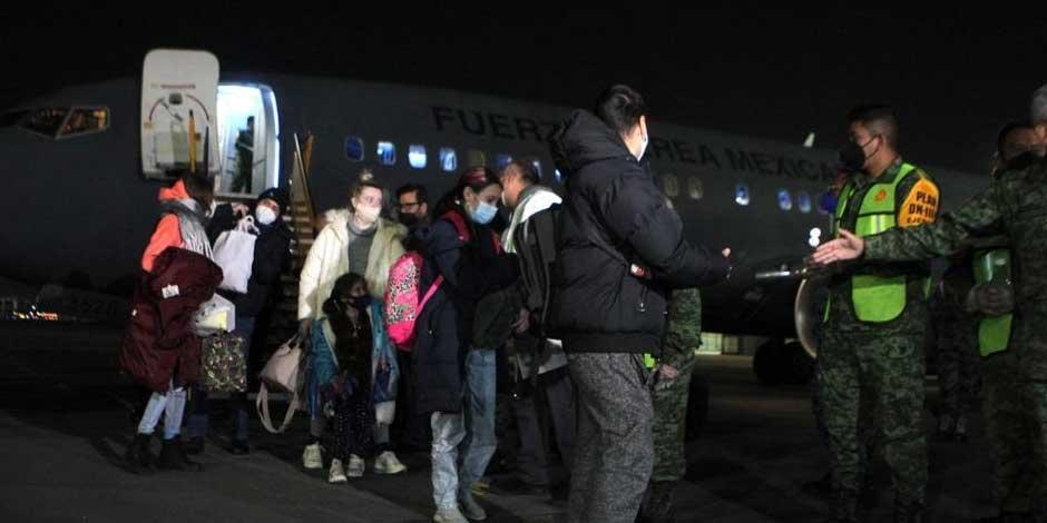 Arriba a México avión de la FAM con 81 personas evacuadas desde Ucrania