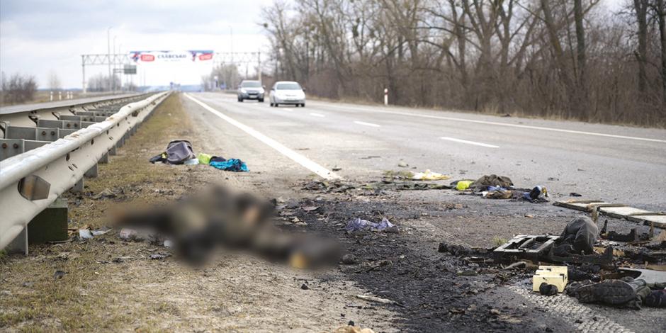 El cuerpo de un soldado yace al borde de la carretera cerca de Zhytomyr, ayer.