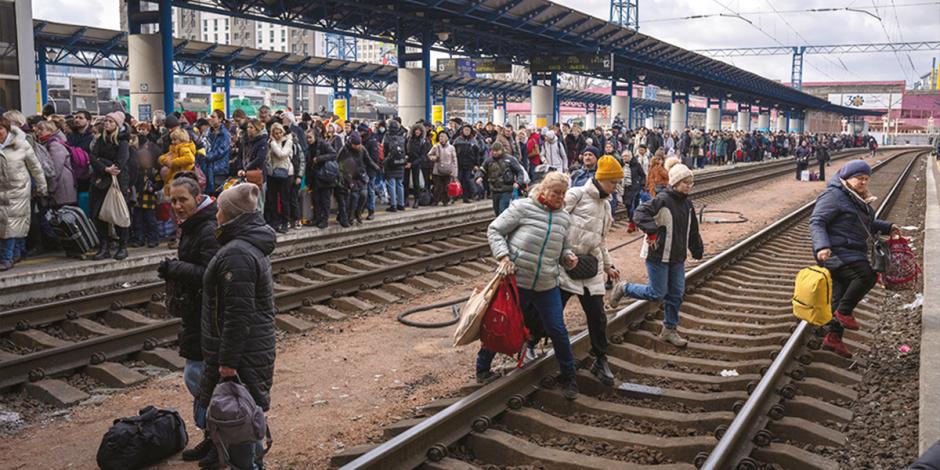 Cientos de personas se amontonan en una estación, en espera de un tren que les permita huir del país, ayer.