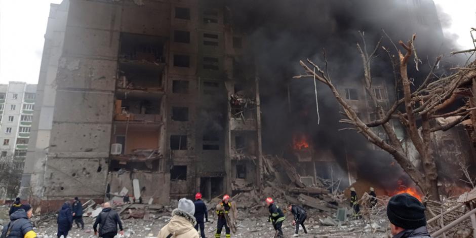 Bomberos apagan un incendio en Chernigiv, Ucrania, tras un ataque ruso