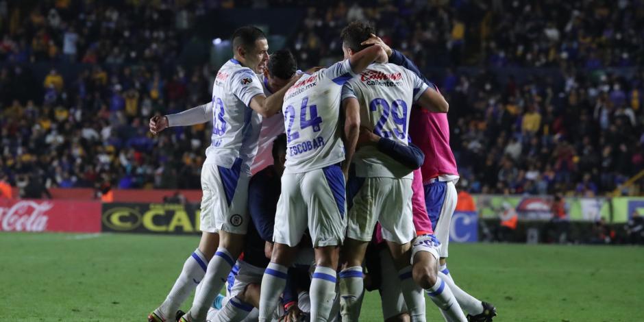 Jugadores de Cruz Azul celebran un gol ante Tigres en la Fecha 8 de la Liga MX.