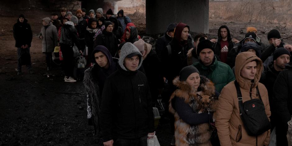 Cientos de familias abandonan la ciudad de Kiev debido a la invasión de Rusia en Ucrania.