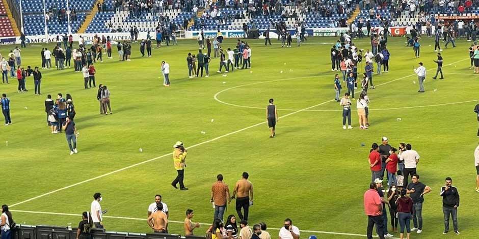 Pelea campal entre aficionados de Querétaro y Atlas suspende juego entre ambos