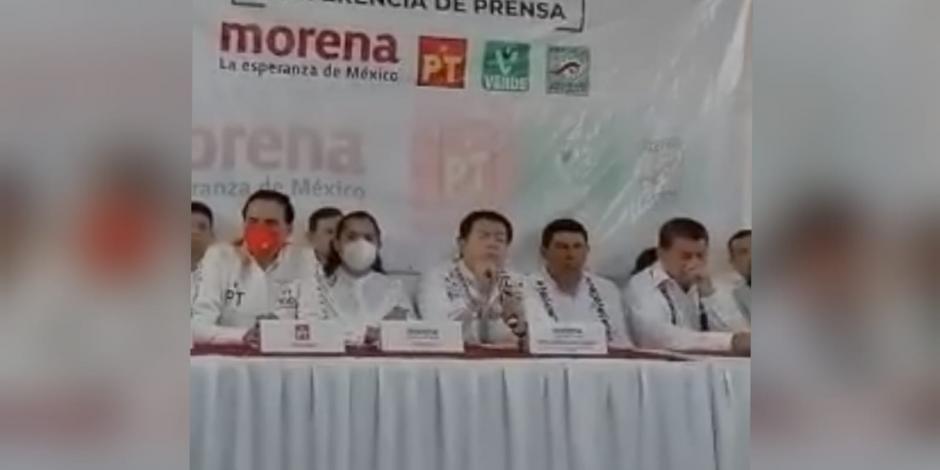 Abuchean a Mario Delgado en Oaxaca por insinuar que hay periodistas "mercenarios de los medios de comunicación".
