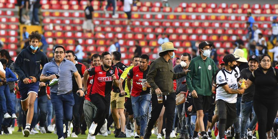Aficionados invaden la cancha del Estadio Corregidora en el segundo tiempo del juego de la Fecha 9 de la Liga MX entre Querétaro y Atlas.
