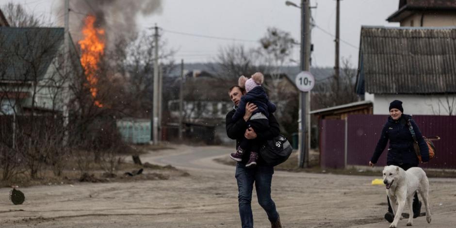 Los residentes locales escapan de la ciudad de Irpin, después de que un fuerte bombardeo aterrizara en la única ruta de escape utilizada por los lugareños, mientras las tropas rusas avanzan hacia la capital de Kiev, en Irpin.