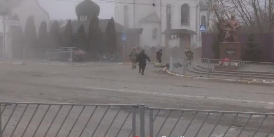 Imágenes del momento posterior a la caída del proyectil en Kiev, Ucrania.