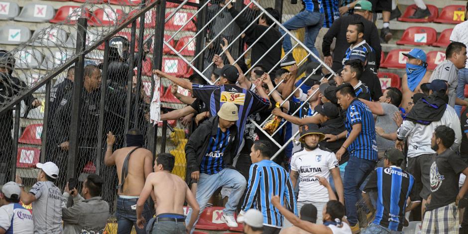 Aficionados del Querétaro y del Atlas se pelean en las tribunas del Estadio Corregidora durante el duelo entre ambos clubes en la Fecha 9 de la Liga MX.