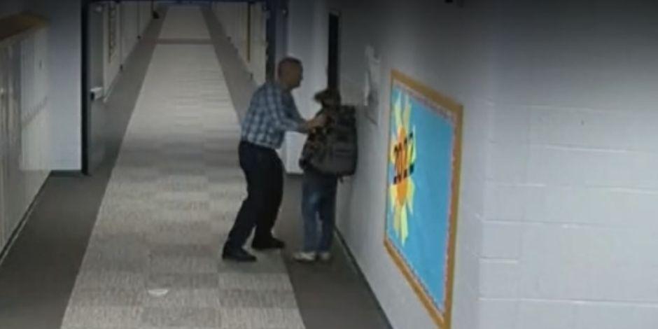 Un profesor de Indiana, EU, golpeó a uno de sus alumnos en el pasillo de una escuela secundaria.