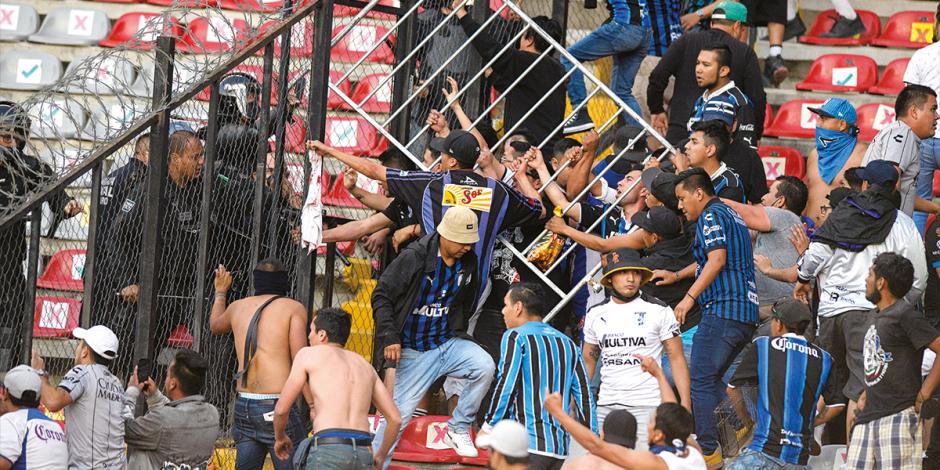 Una de las escenas de la pelea en las tribunas  durante el Querétaro va Atlas, el pasado sábado.