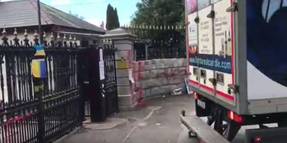 Camión choca las puertas de la embajada rusa en Dublín.