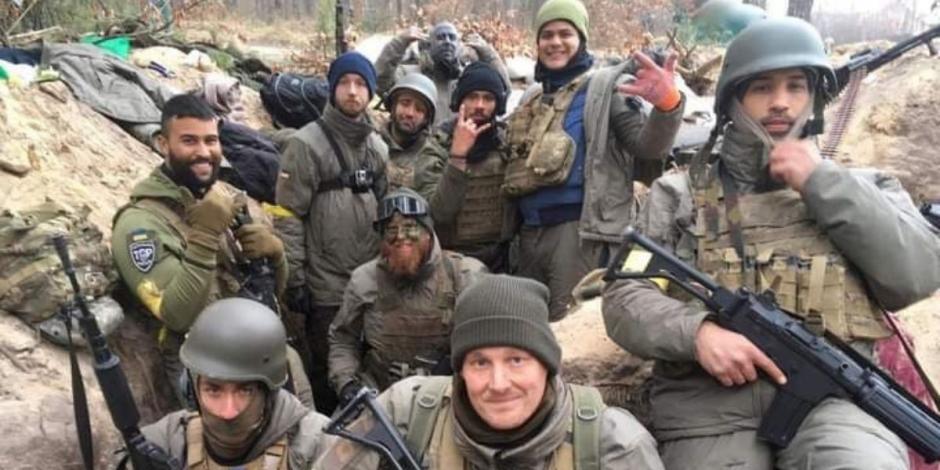 Fotografía de extranjeros, entre ellos mexicanos, que se sumaron a las fuerzas voluntarias de Ucrania.