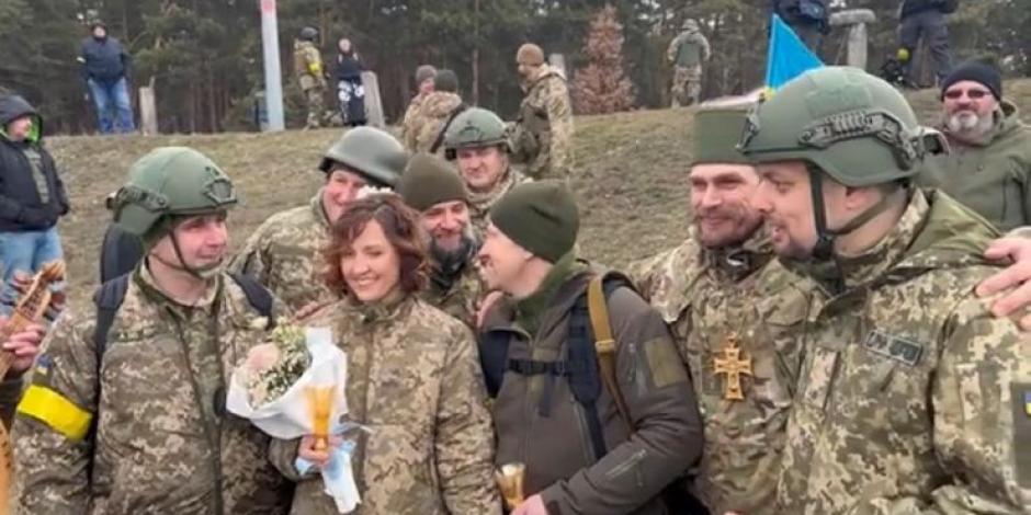Pareja de soldados ucranianos se casa