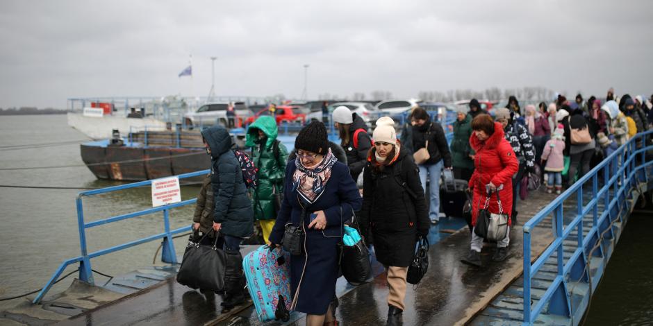 Residentes de Ucrania huyen del país en el cruce fronterizo con Rumania ante la invasión de Rusia.