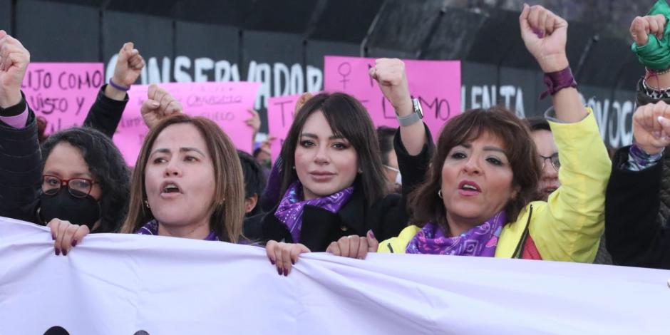 Mujeres del PRD se manifiestan frente a Palacio Nacional.