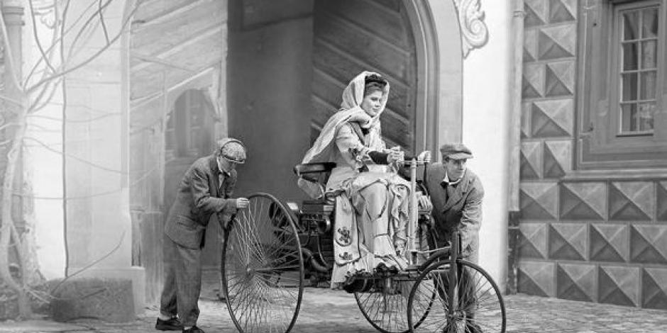 Bertha Benz, la primera persona en manejar un auto.